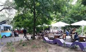 Chill-out-Zone vor dem Kraftwerk beim DMY 2015