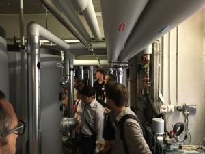 Auch dem Keller wurde ein Besuch abgestattet. Birger Becker, Projektleiter am FZI führt die TN herum.