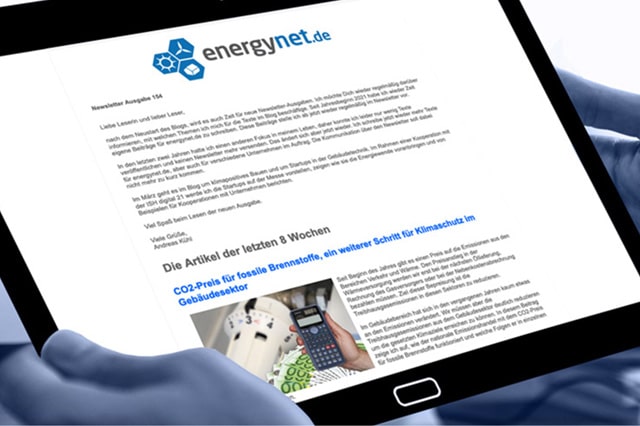 Smart Pad in Hand beschreibt das Service Angebot für Newsletter