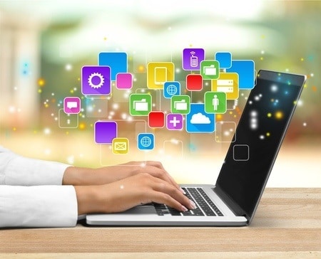 Hände auf Tastatur als Bild um mit Technewable zu kooperieren