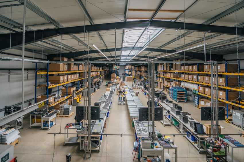 Einblick in eine Werkshalle, in der an der Aufbereitung von IT-Hardware gearbeitet wird.