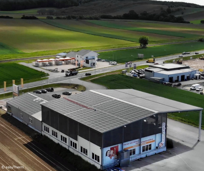 Hochgradige Energieautarkie in Gebäuden bietet die easyTherm GmbH mit Sitz in Eisenstadt. Das Bild zeigt den Schauraum in Unterwart mit einer PV-Anlage auf dem Dach.