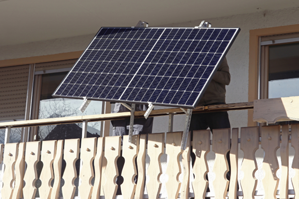 Einfach installiert, Solarmodul für Balkonkraftwerk