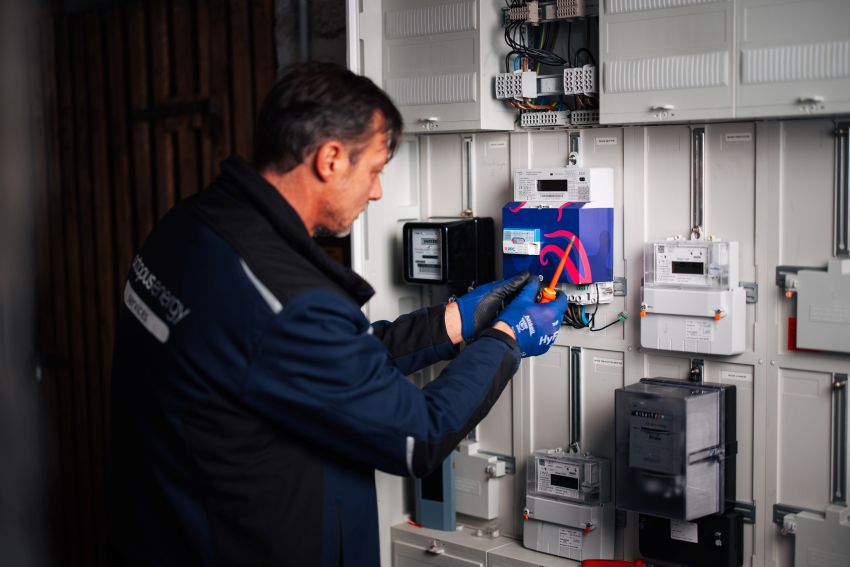 Smart Meter Rollout in Deutschland, smarte Energieinfrastruktur für die Energiewende, Mann installiert Smart Meter