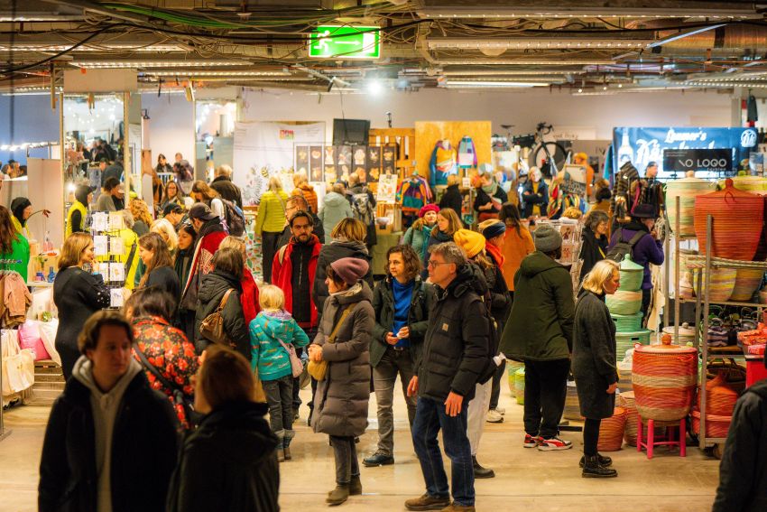 Menschen laufen über den Holy Shit Shoping Weihnachtsmarkt